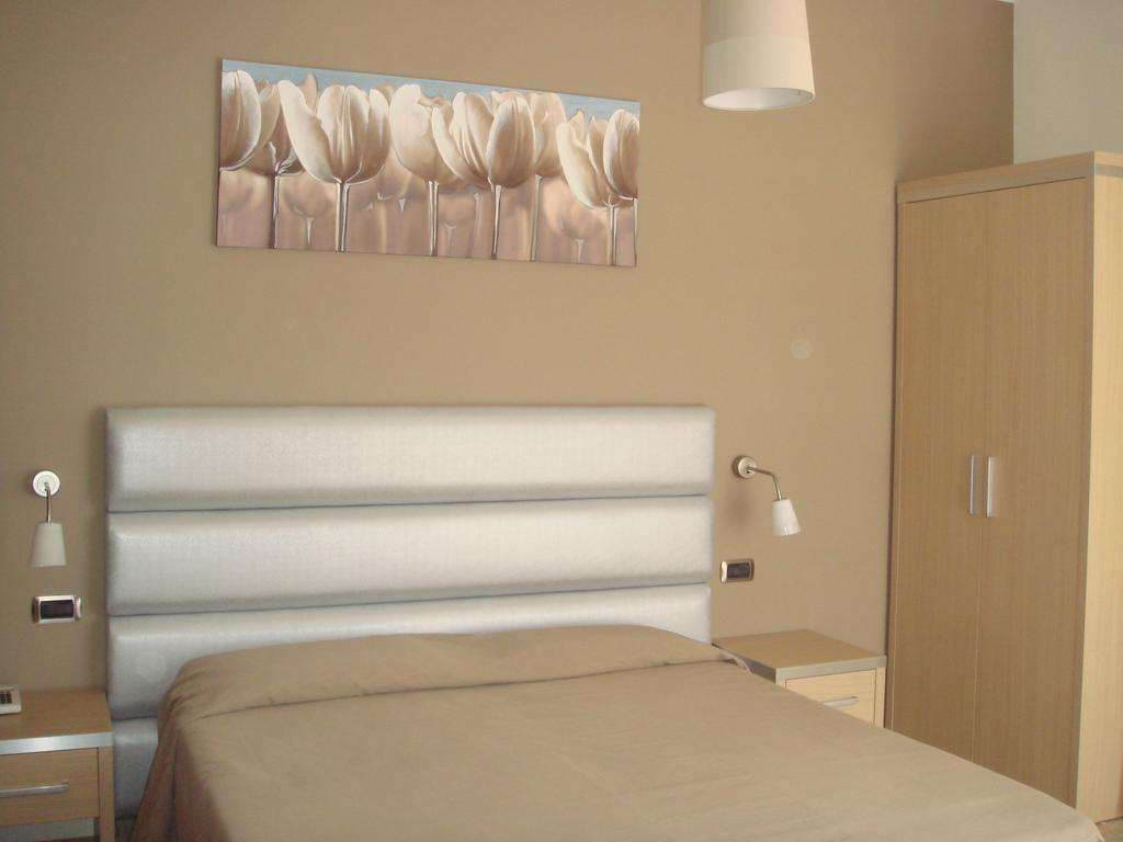 Hotel Florence San Benedetto del Tronto Rum bild